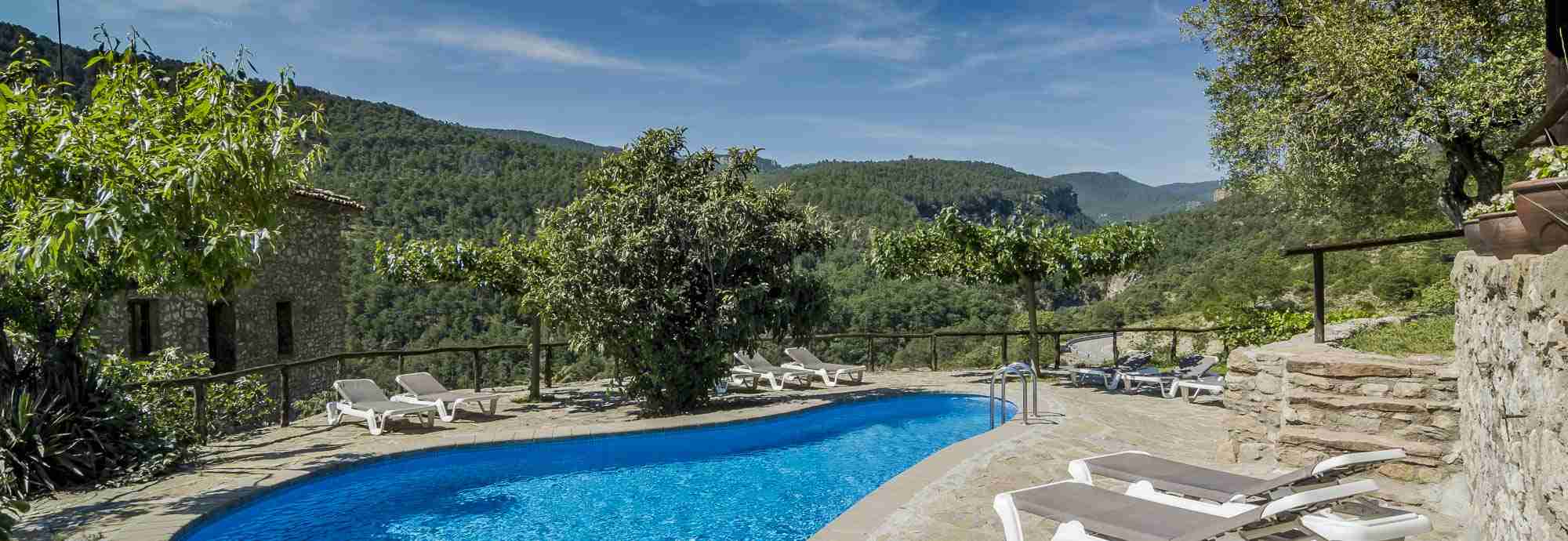 Magnífica masía del siglo X con piscinas cubierta y exterior en Pirineos